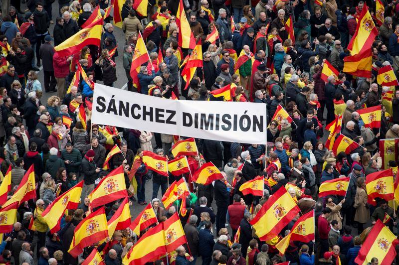 PP, Ciudadanos y Vox concentran a miles de manifestantes en la Plaza de Colón