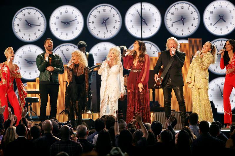 Katy Perry, Phillip Sweet, Karen Fairchild, Dolly Parton, Kimberly Schlapman, Jimi Westbrook, Miley Cyrus y Kacey Musgraves.