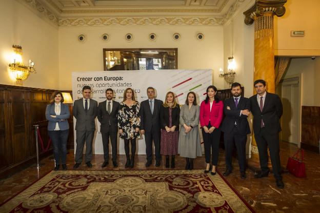 De izquierda a derecha, Marta García, Enrique Esteban, Javier Doval, Begoña Martínez Arregui, Giorgio Cerina, Marta Romo, Graciela Garrido, Sonia Cabrerizo, Guillermo Álvarez y Javier Galiana. :: 