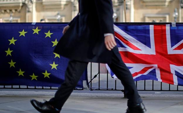 Los grupos anti 'brexit' se manifiestan a las puertas del Parlamento británico.