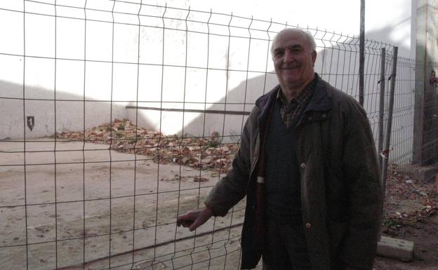 Pablito Sacristán, fotografiado hace una década durante las obras del nuevo frontón de su pueblo