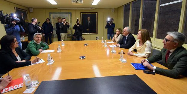 Reunión en el Parlamento riojano entre miembros del PSOE y del Partido Popular. 