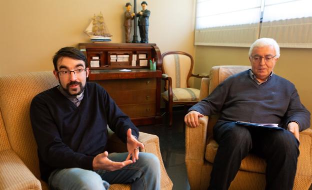 Juan José Fuentes e Hilario Rodríguez, en la parroquia Valvanera. :: s.t.