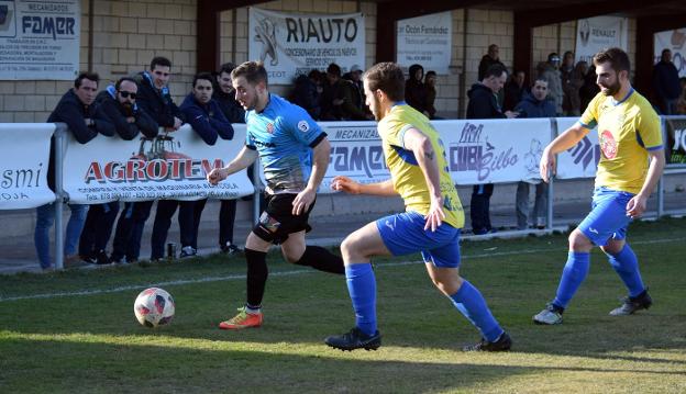 Luisja avanza presionado por Ortega, goleador ayer del Calasancio. 