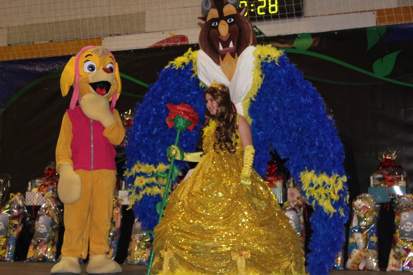 El gran desfile de Carnaval de Calahorra congregó a mayores y pequeños y terminó en la avenida del Pilar donde continuó la ambientación musical con 'Dj Casual'