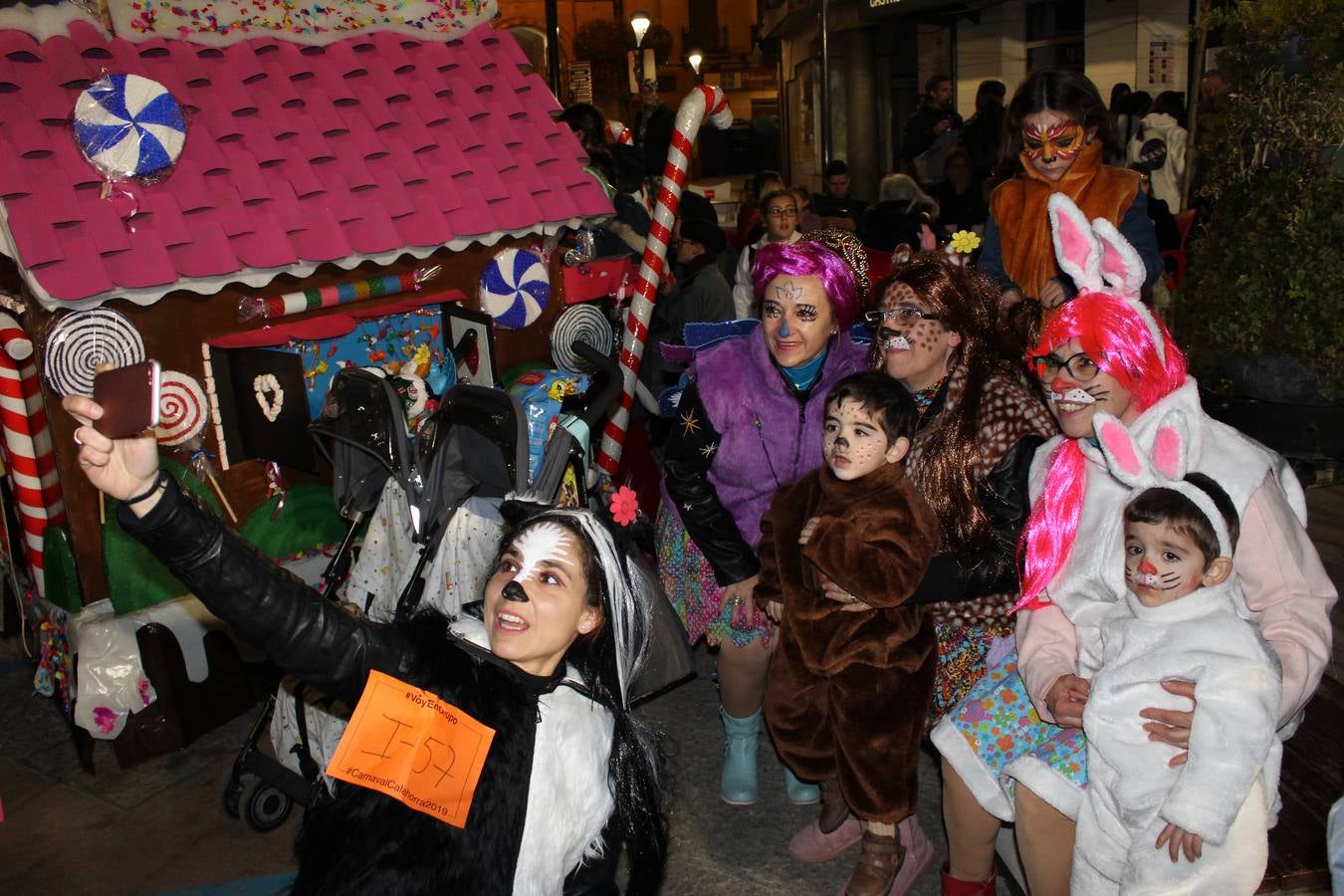 El gran desfile de Carnaval de Calahorra congregó a mayores y pequeños y terminó en la avenida del Pilar donde continuó la ambientación musical con 'Dj Casual'