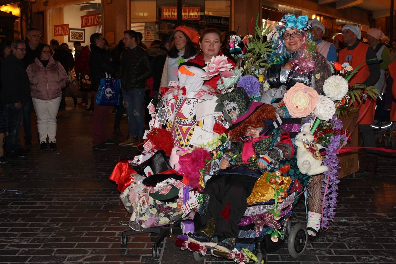 El gran desfile de Carnaval de Calahorra congregó a mayores y pequeños y terminó en la avenida del Pilar donde continuó la ambientación musical con 'Dj Casual'