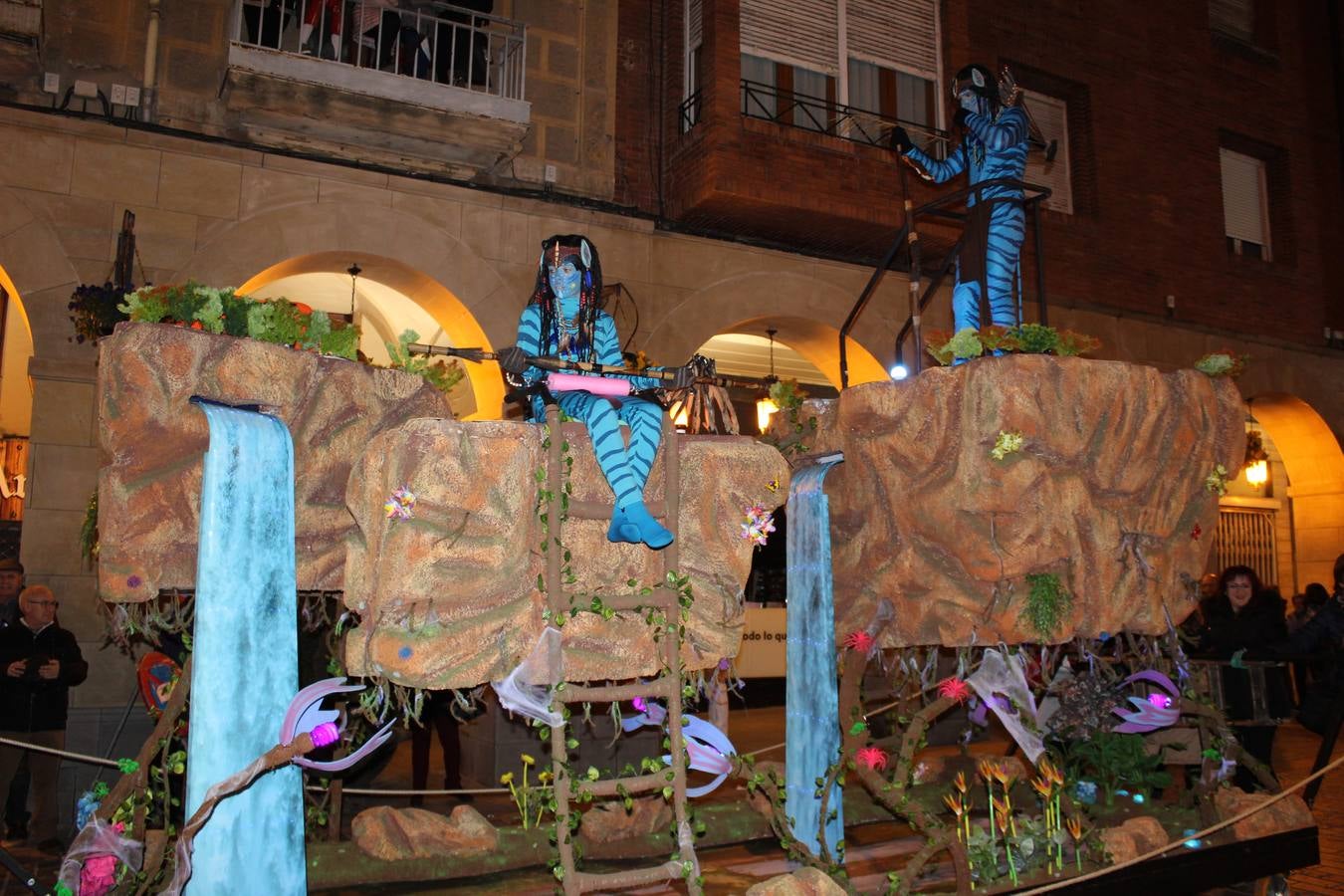 El gran desfile de Carnaval de Calahorra congregó a mayores y pequeños y terminó en la avenida del Pilar donde continuó la ambientación musical con 'Dj Casual'