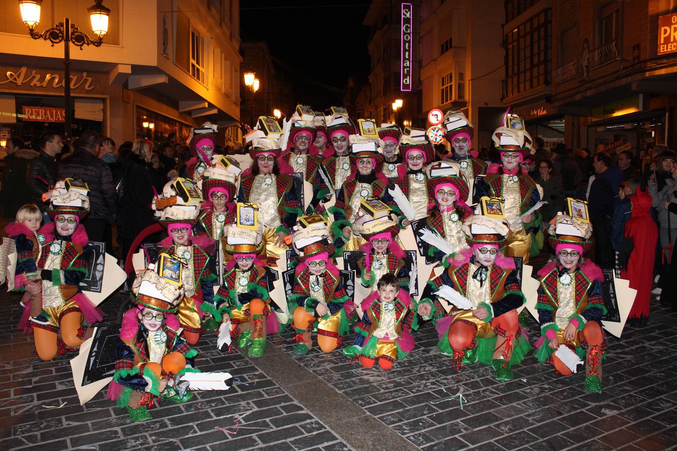 El gran desfile de Carnaval de Calahorra congregó a mayores y pequeños y terminó en la avenida del Pilar donde continuó la ambientación musical con 'Dj Casual'