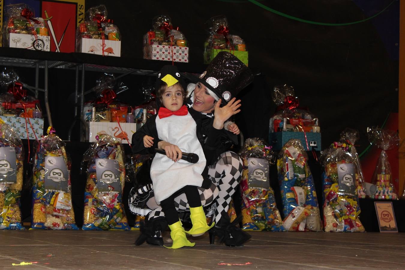 El gran desfile de Carnaval de Calahorra congregó a mayores y pequeños y terminó en la avenida del Pilar donde continuó la ambientación musical con 'Dj Casual'