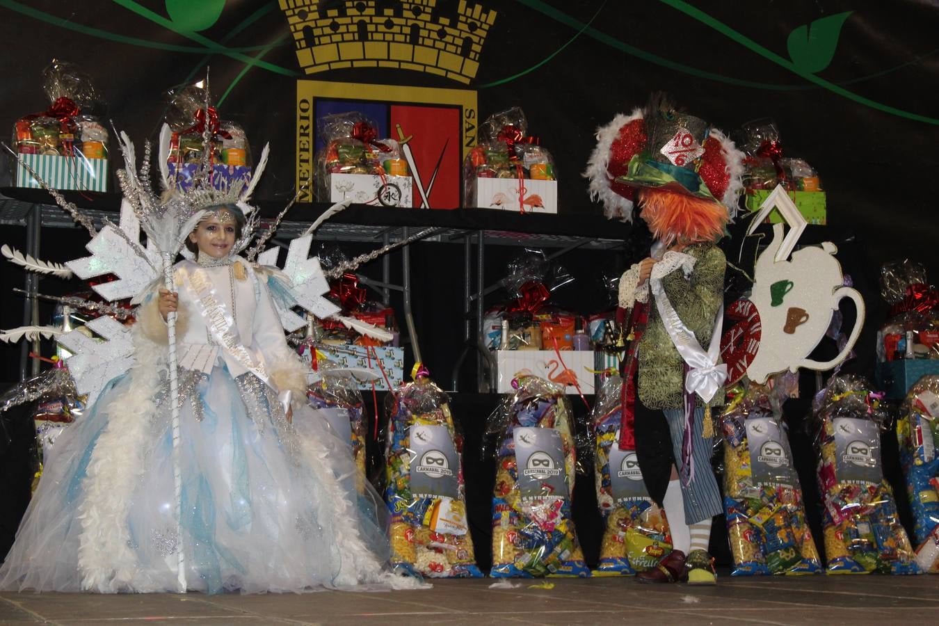 El gran desfile de Carnaval de Calahorra congregó a mayores y pequeños y terminó en la avenida del Pilar donde continuó la ambientación musical con 'Dj Casual'