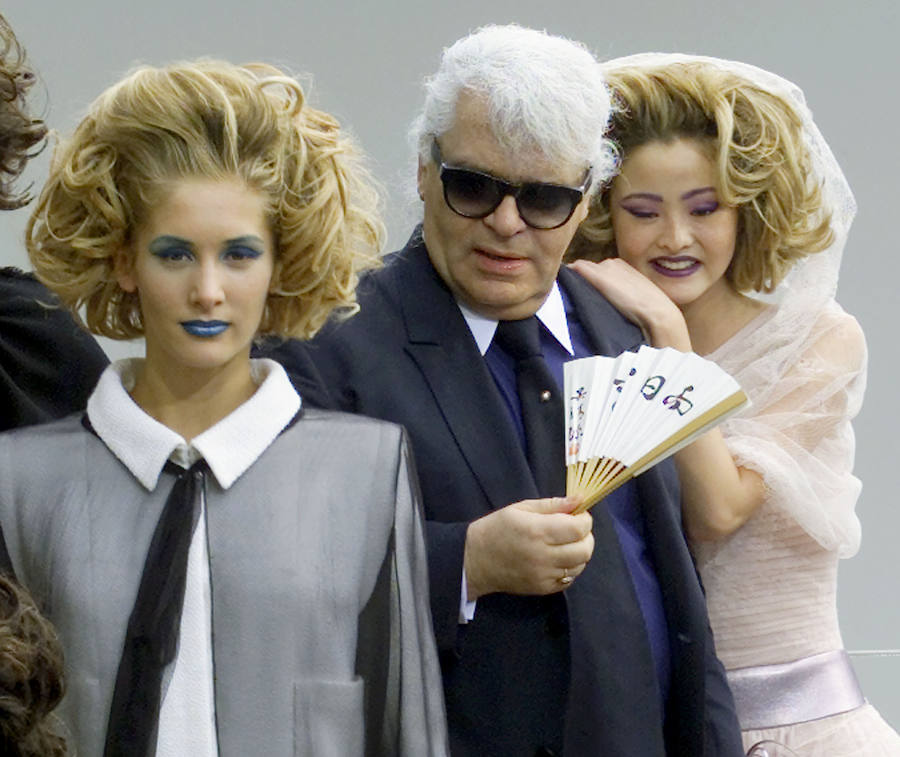 El diseñador alemán Karl Lagerfeld, conocido por haber dirigido las creaciones de la firma francesa Chanel desde 1983, ha fallecido este martes a los 85 años de edad.