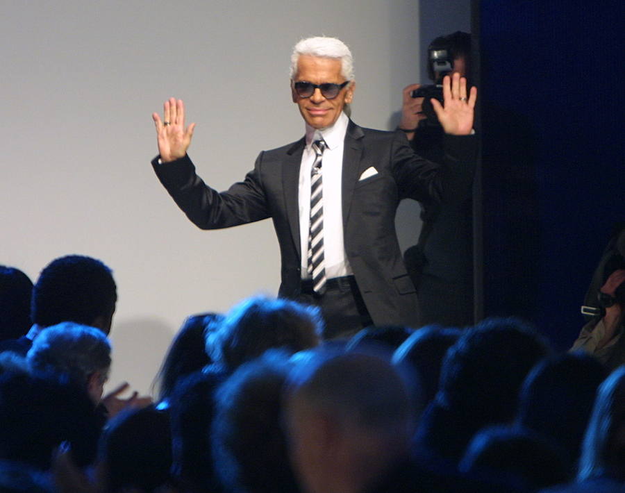 El diseñador alemán Karl Lagerfeld, conocido por haber dirigido las creaciones de la firma francesa Chanel desde 1983, ha fallecido este martes a los 85 años de edad.