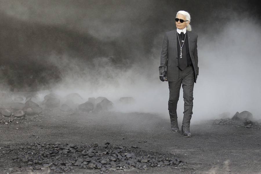 El diseñador alemán Karl Lagerfeld, conocido por haber dirigido las creaciones de la firma francesa Chanel desde 1983, ha fallecido este martes a los 85 años de edad.