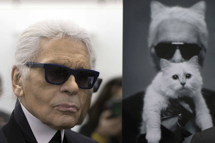 El diseñador alemán Karl Lagerfeld, conocido por haber dirigido las creaciones de la firma francesa Chanel desde 1983, ha fallecido este martes a los 85 años de edad.