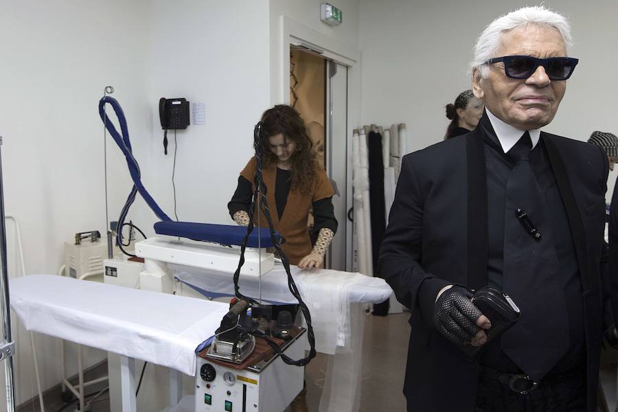 El diseñador alemán Karl Lagerfeld, conocido por haber dirigido las creaciones de la firma francesa Chanel desde 1983, ha fallecido este martes a los 85 años de edad.