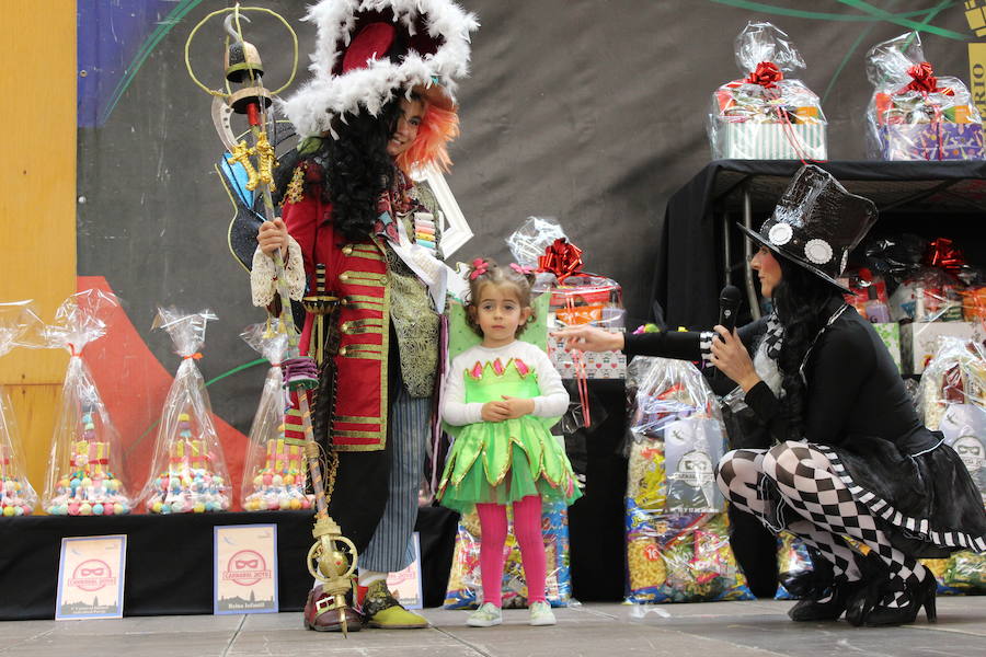 Veintitrés niños en la categoría individual y parejas y sesenta y dos en grupos participaron en el Carnaval de papel