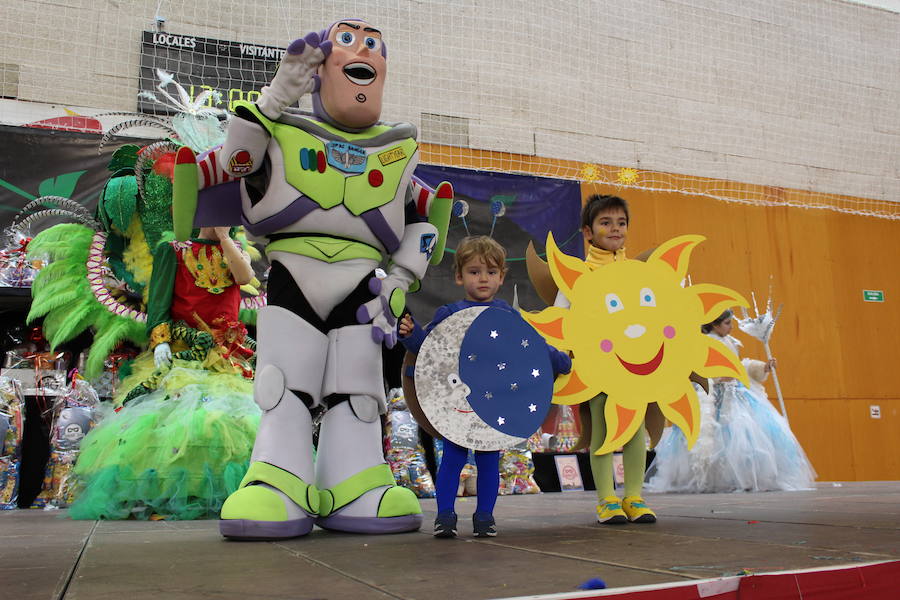 Veintitrés niños en la categoría individual y parejas y sesenta y dos en grupos participaron en el Carnaval de papel