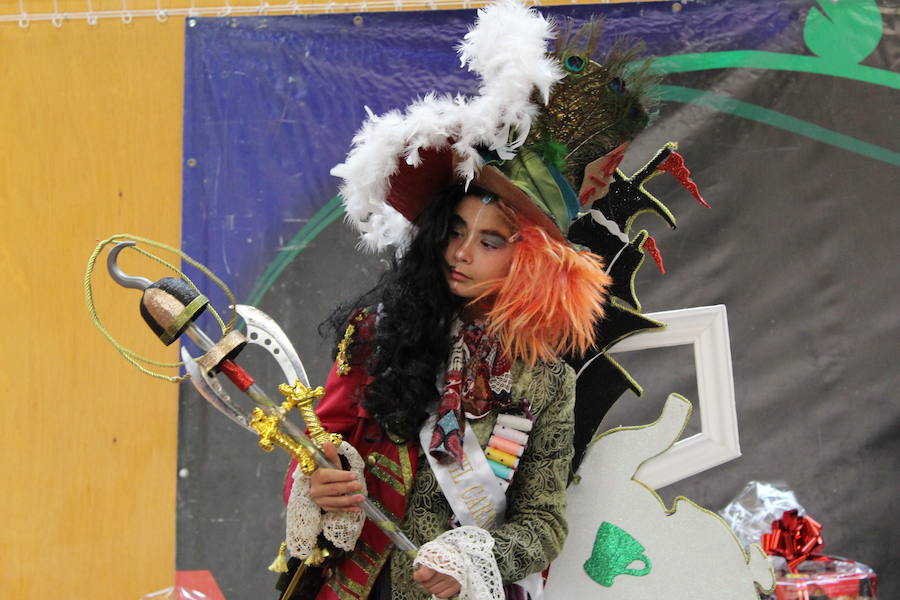 Veintitrés niños en la categoría individual y parejas y sesenta y dos en grupos participaron en el Carnaval de papel