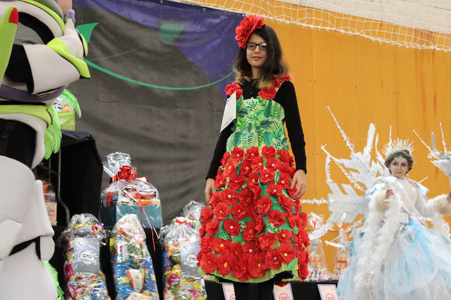 Veintitrés niños en la categoría individual y parejas y sesenta y dos en grupos participaron en el Carnaval de papel