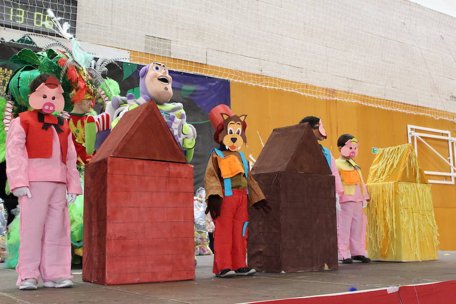 Veintitrés niños en la categoría individual y parejas y sesenta y dos en grupos participaron en el Carnaval de papel