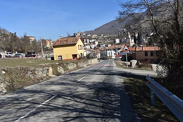 Firme agrietado en la LR-250 a la salida de Soto en Cameros. :: 