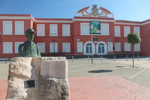 Busto de Manuel Bartolomé Cossío en el IES Ciudad de Haro. :: 