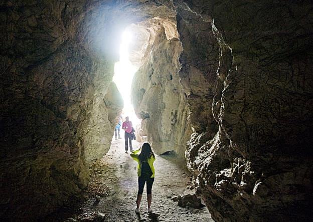 Boca de acceso al interior de Cueva Lóbrega, situada en el término de Torrecilla en Cameros. 