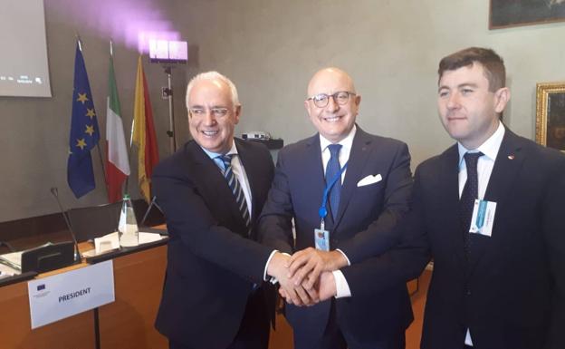 El presidente del Gobierno de La Rioja, José Ignacio Ceniceros, junto al presidente de la Asamblea Provincial de Harghita (Rumanía), Csaba Borboly, y el vicepresidente de Sicilia, Gaetano Armao.