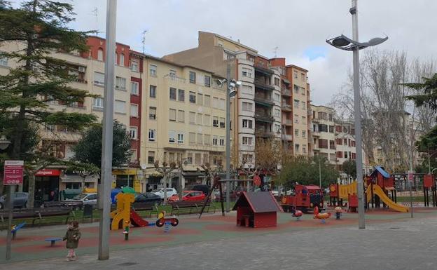 El poste de iluminación, junto a la zona de juegos.