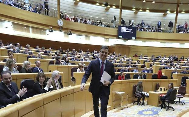 Pedro Sánchez abandona el pleno del Senado tras su intervención.