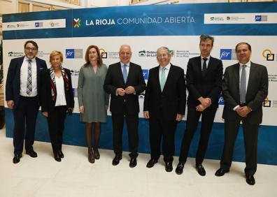 Imagen secundaria 1 - Arriba, invitados al encuentro celebrado en el Casino de Madrid. Abajo, imagen de familia de la delegación riojana, con José Ignacio Cenicieros a la cabeza, que a continuación aparece departiendo con el presidente de la CEOE, Antonio Garamendi, en presencia de Leonor González Menorca y el presidente de la Cámara de Comercio, Jaime García Calzada .