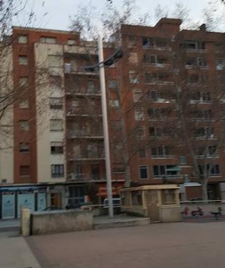 Poste de iluminación objeto del desafío #andestá en al Plaza de la Alhóndiga.