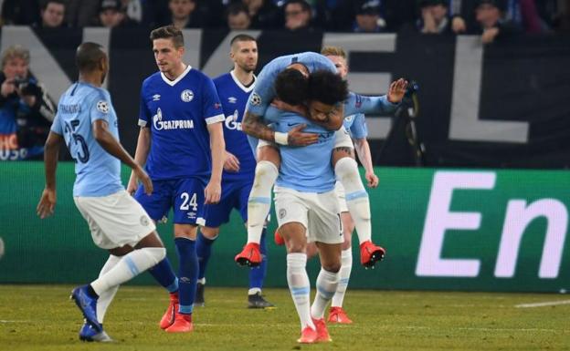 Sané recibe la felicitación de sus compañeros tras marcarle al Schalke. 