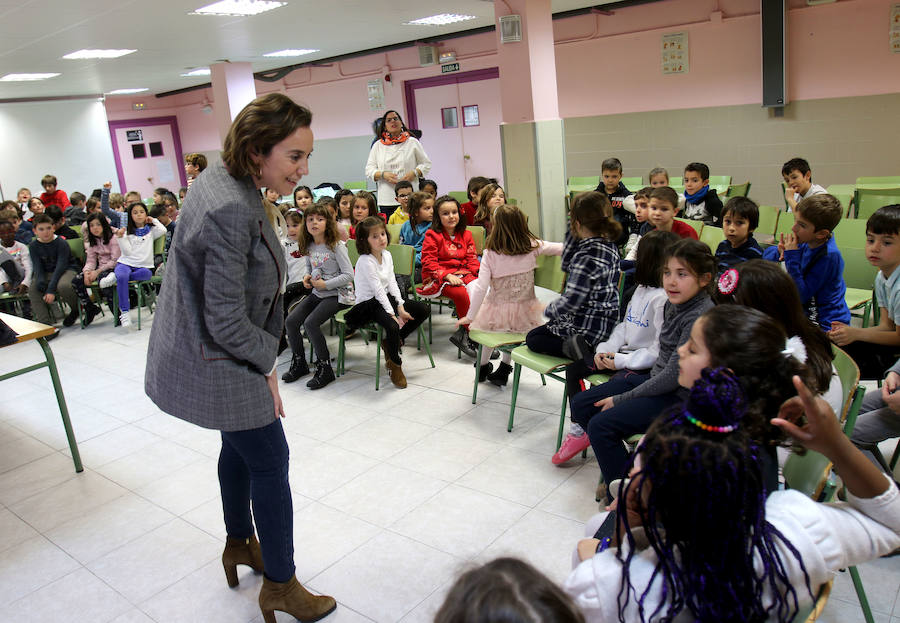 La alcaldesa ha visitado el colegio en respuesta a la invitación que le hicieron los alumnos de 2º de Primaria 