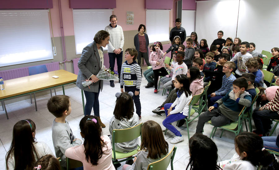 La alcaldesa ha visitado el colegio en respuesta a la invitación que le hicieron los alumnos de 2º de Primaria 