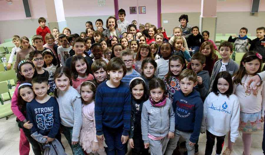 La alcaldesa ha visitado el colegio en respuesta a la invitación que le hicieron los alumnos de 2º de Primaria 