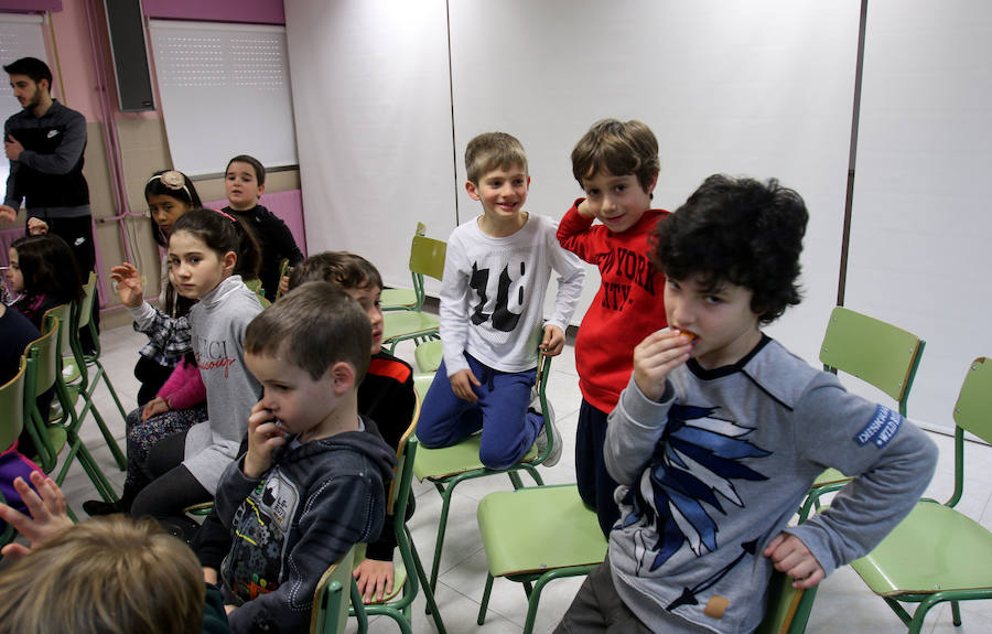 La alcaldesa ha visitado el colegio en respuesta a la invitación que le hicieron los alumnos de 2º de Primaria 