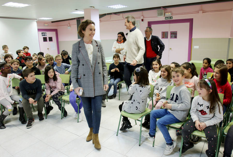 La alcaldesa ha visitado el colegio en respuesta a la invitación que le hicieron los alumnos de 2º de Primaria 