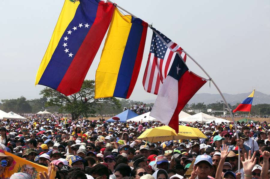 Miles de personas se reúnen en Cútcuta (Colombia), para el multitudinario concierto a favor del envío de ayuda humanitaria a Venezuela.