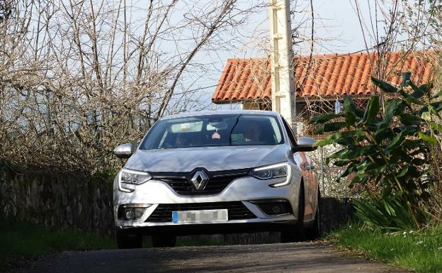 Agentes que participaron en la investigación, ayer, dentro de un vehículo ante la casa en la que vivía Javier Ardines.