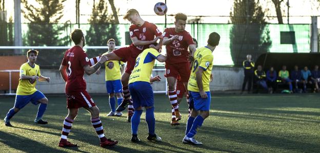 El Calasancio y la Oyonesa luchan por el balón. 