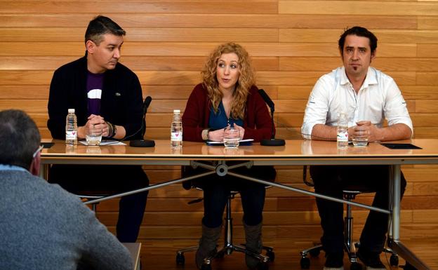 Foto de archivo de una rueda de prensa con Cantabrana y Garrido.