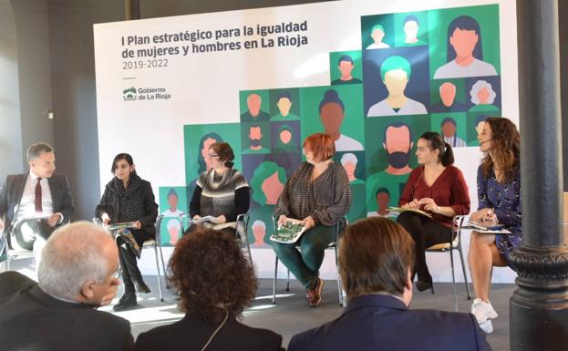 La intervención de cinco mujeres, en la presentación del Plan en la Bene. 