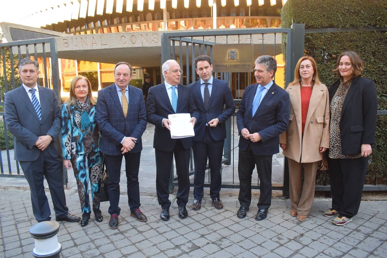 Pérez Pastor, Mendiola, Sanz, Ceniceros, García Egea, Cosidó, Martínez Arregui y Antoñanzas, frente al Tribunal Constitucional, este martes. 