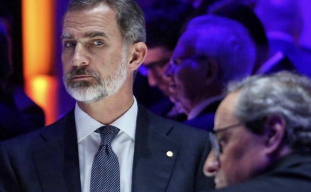 El Rey Felipe escudriña a Quim Torra durante la cena inaugural del Mobile World Congress de Barcelona.