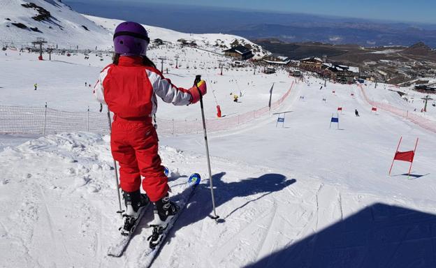 La nieve se acumula en las pistas en unas jornadas en las que el sol hace su aparición