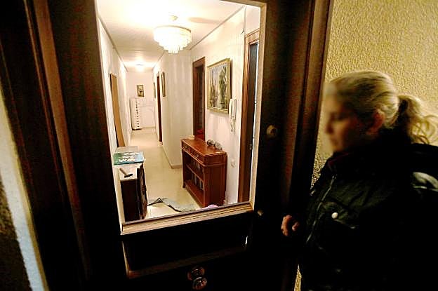 La puerta de la vivienda, dañada en pleno 'desalojo', estaba reparada ya ayer. 