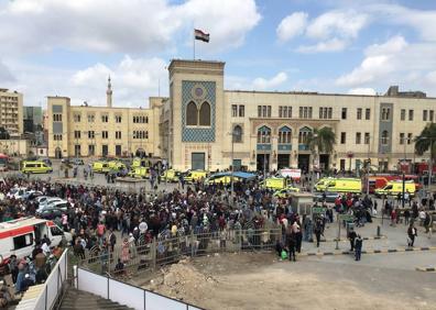 Imagen secundaria 1 - Sube a 25 la cifra de muertos por el accidente en la estación de tren de El Cairo