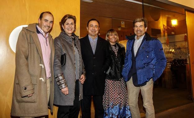 Santiago Frías, Mercedes Arzubialde, Eladio Bezares, Ana Herraiz y Saúl Pina antes de pasar al restaurante Tondeluna. 